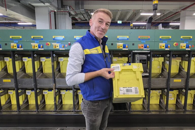 "Más de un quintal de cartas diarias al Papa León XIV prueban la emoción de seguir escribiendo a mano"