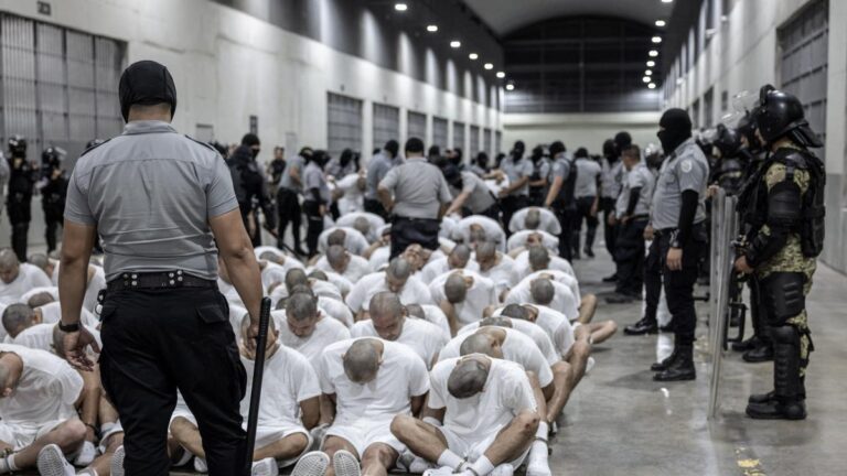 venezolanos relatan cómo es la cárcel de máxima seguridad de El Salvador tras ser liberados