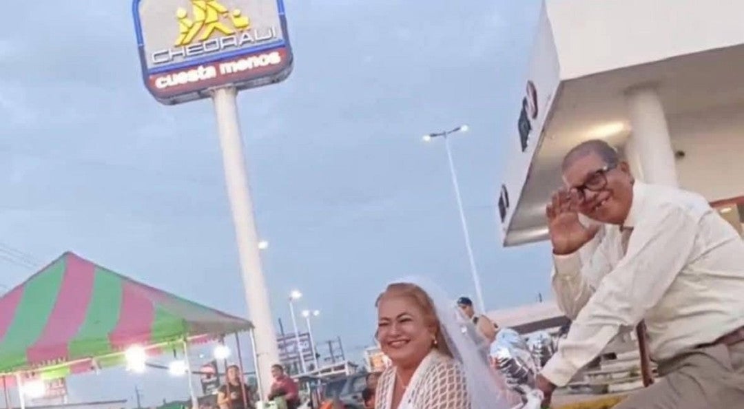 ¡Vivan los novios! Isabel y Arturo llegaron a su boda de plata en triciclo