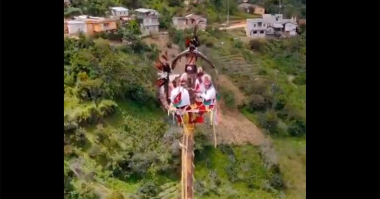 ¡Volvió a nacer! Caporal de voladores de Papantla casi cae desde 20 metros de altura