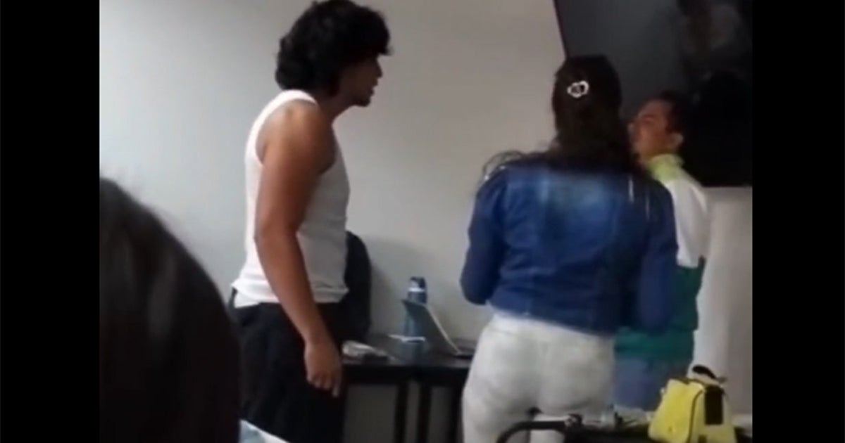 ¡Vuélvete a burlar! Alumno golpea a su maestro en salón de clases