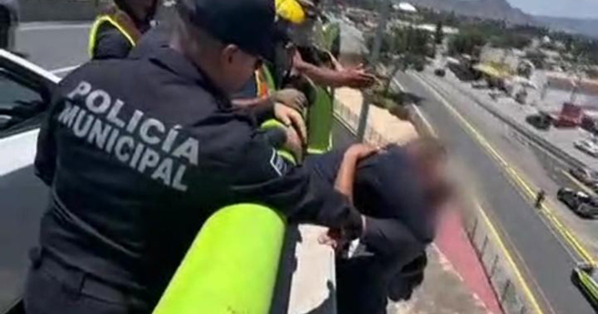 ‘Lo abracé, le dije que nos dejara ayudarlo’; rescatan a joven en lo alto de un puente