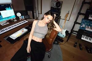 Belinda celebra su cumpleaños trabajando y genera rumores