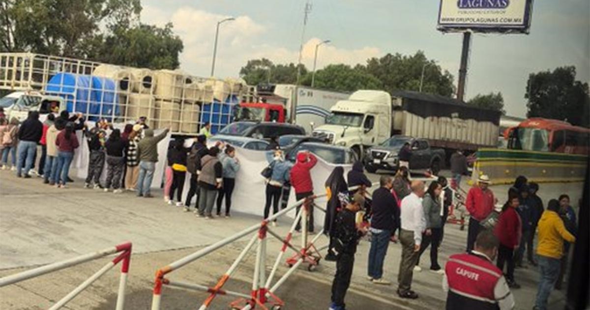 Bloquean ambos sentidos de autopista México‑Puebla ¿qué piden?