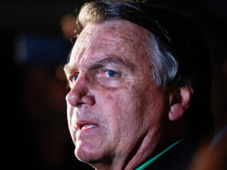 Bolsonaro, expresidente brasileño, pierde libertad por usar redes