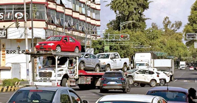 Caos en Eje 6 Sur por carril reversible; no respetan horario de funcionamiento