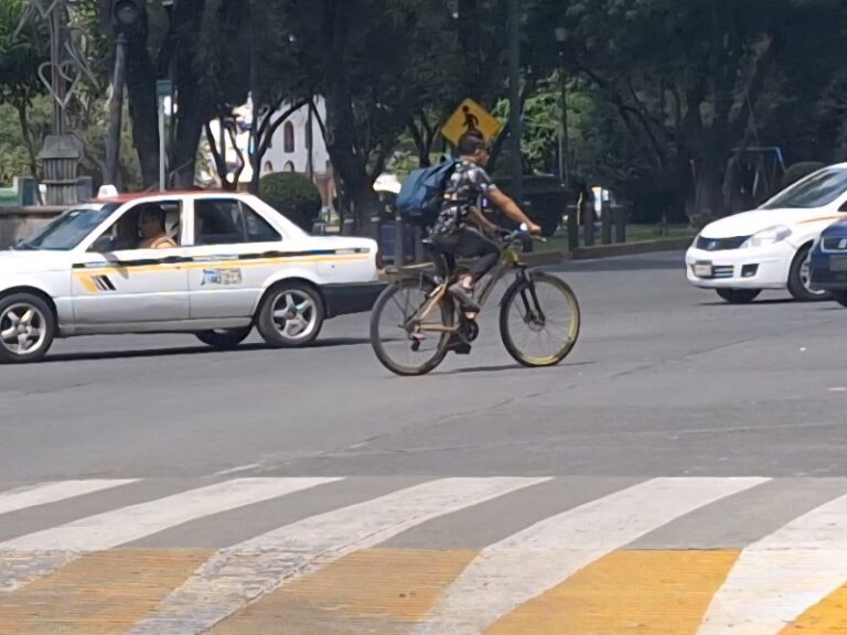 Ciclistas pedalean entre autos: ciclovías no están conectadas