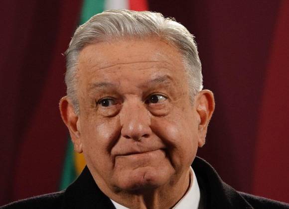 Cínicos obradoristas piden nacionalidad española