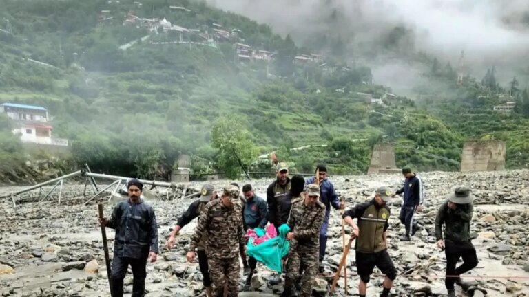 Colapso por inundación en el Himalaya indio deja cinco muertos y decenas de desaparecidos; las operaciones de rescate están frenadas
