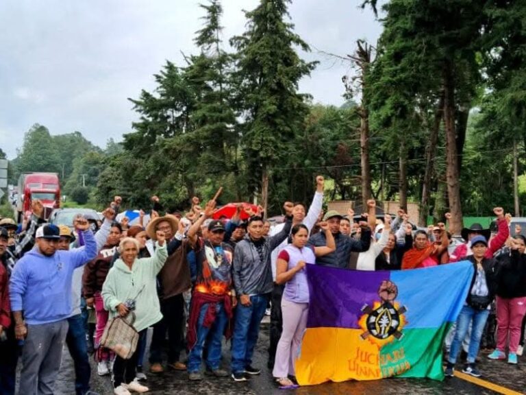 Comunidades indígenas bloquean carreteras | Meganoticias