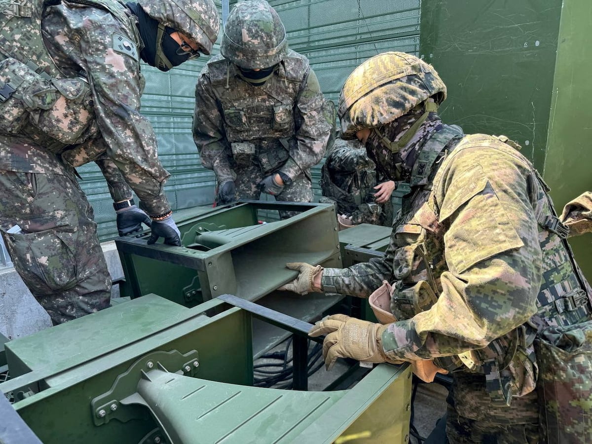 Un puesto de guardia militar norcoreano, a la izquierda, y un altavoz se ven desde Paju (Corea del Sur), cerca de la frontera con Corea del Norte, el 12 de junio.