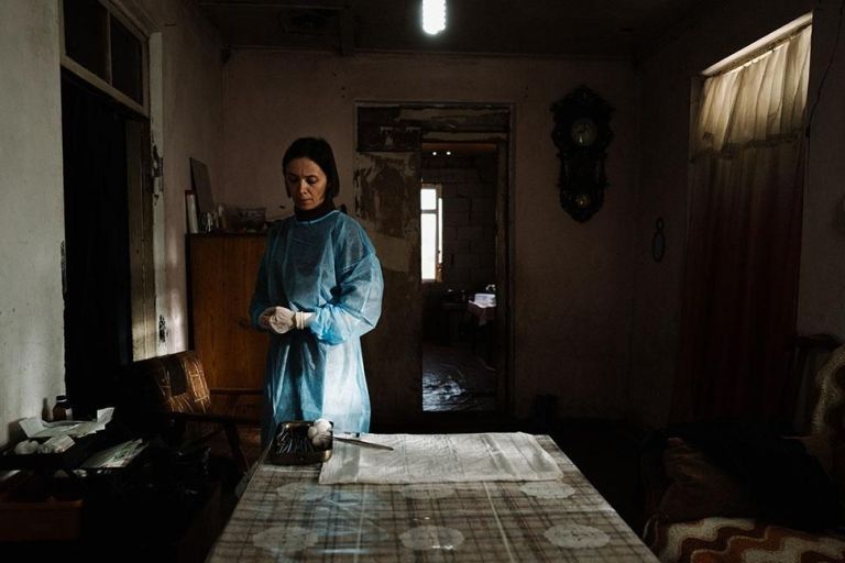 Crítica de "April": drama de Dea Kulumbegashvili sobre aborto, patriarcado y cuerpos vigilados