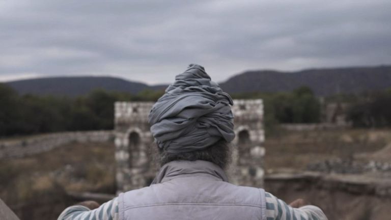 Crítica de "Los incrédulos": un viaje absurdo entre la fe, el mito y el cine