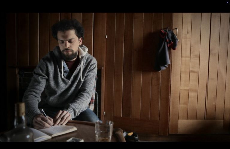 Crítica de "Sintió algo verdadero": memoria, paisajes y fracturas familiares