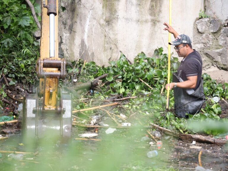 Desechos plásticos taponean dren en Morelia
