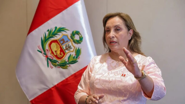 Dina Boluarte, presidenta de Perú, llama a la calma a su país porque dice que 'no hay nada que tratar' con Colombia