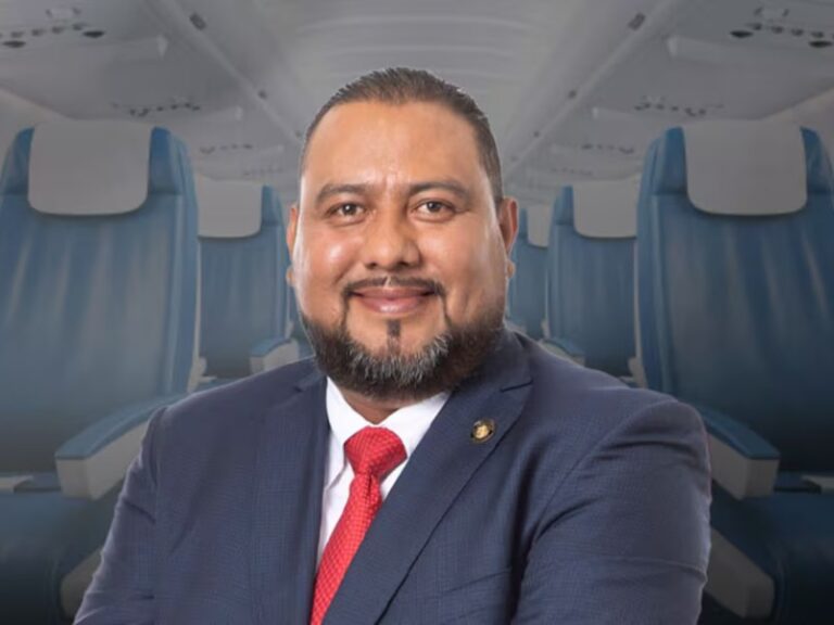 Diputado de Morena emite voto mientras viaja en avión