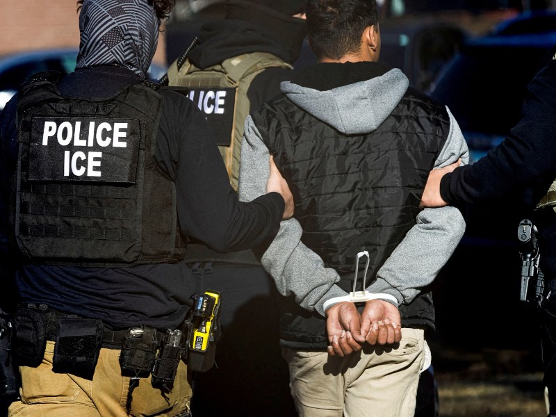 Disminuyen arrestos del ICE en EE.UU., pero crecen expulsiones