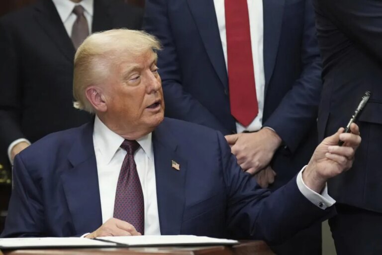 Donald Trump despliega dos submarinos nucleares ante las "provocadoras declaraciones" del ex presidente ruso Medvédev