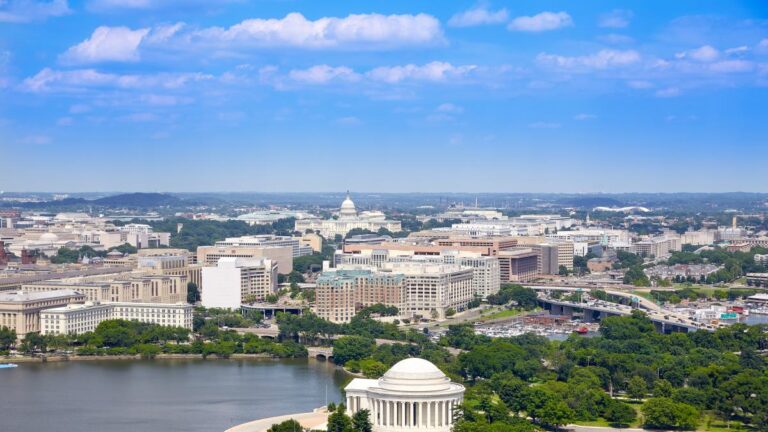 Donald Trump enviará a la Guardia Nacional a Washington como medida para abordar el presunto aumento de delincuencia y falta de vivienda