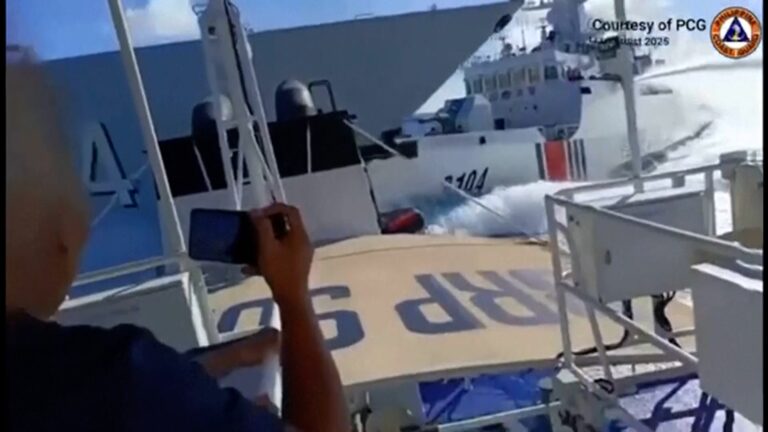 Dos barcos chinos chocan mientras perseguían y lanzaban cañones de agua a un patrullero filipino