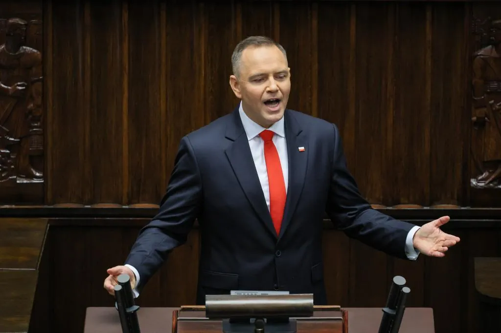 El euroescéptico Karol Nawrocki, investido como nuevo presidente de Polonia