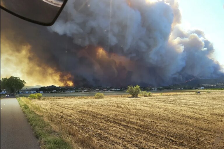 El fuego continúa avanzando, aunque más lentamente, en el megaincendio de Francia que ya alcanza las 16.000 hectáreas quemadas