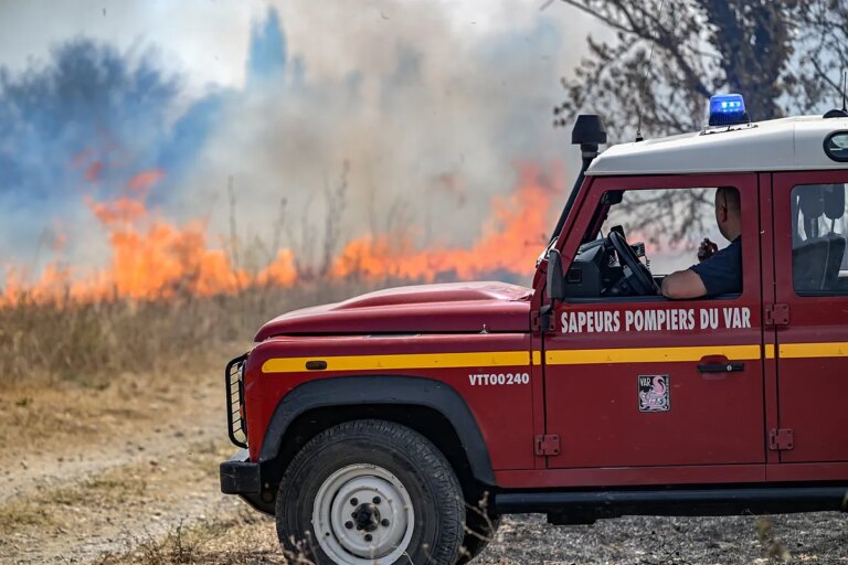 El incendio forestal en el sur de Francia es ya el peor que ha sufrido el país desde 1949