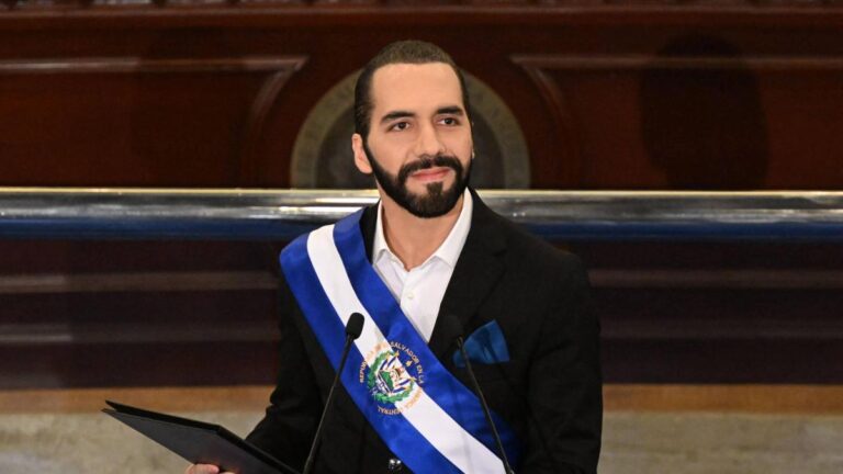 El presidente Nayib Bukele defiende reelección indefinida y dice que critican a El Salvador por ser pobre y pequeño