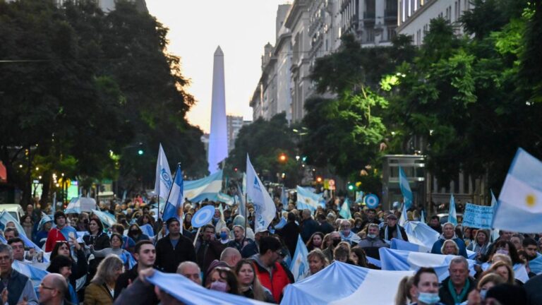 El presidente de Argentina, Javier Milei, veta leyes que disponen un aumento en las jubilaciones y declaran la emergencia en discapacidad