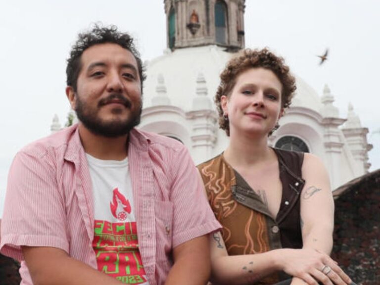 El pueblo gallego "Avión" conecta a periodista española y cineasta mexicano