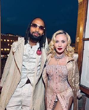 Festeja Madonna su cumple 67 acompañada de su novio de 29
