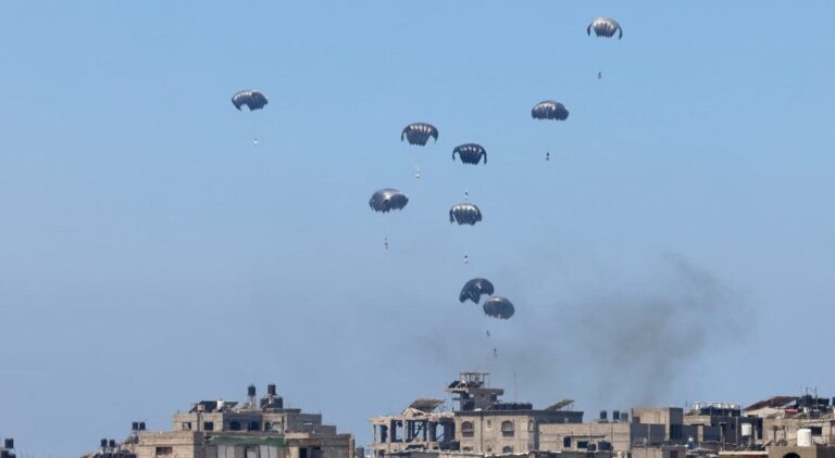 Hombre muere en Gaza tras falla de paracaídas en ayuda humanitaria aérea