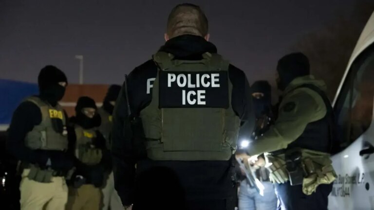 ICE ya realiza también redadas en la madrugada y varios hombres son detenidos en esta zona de Texas