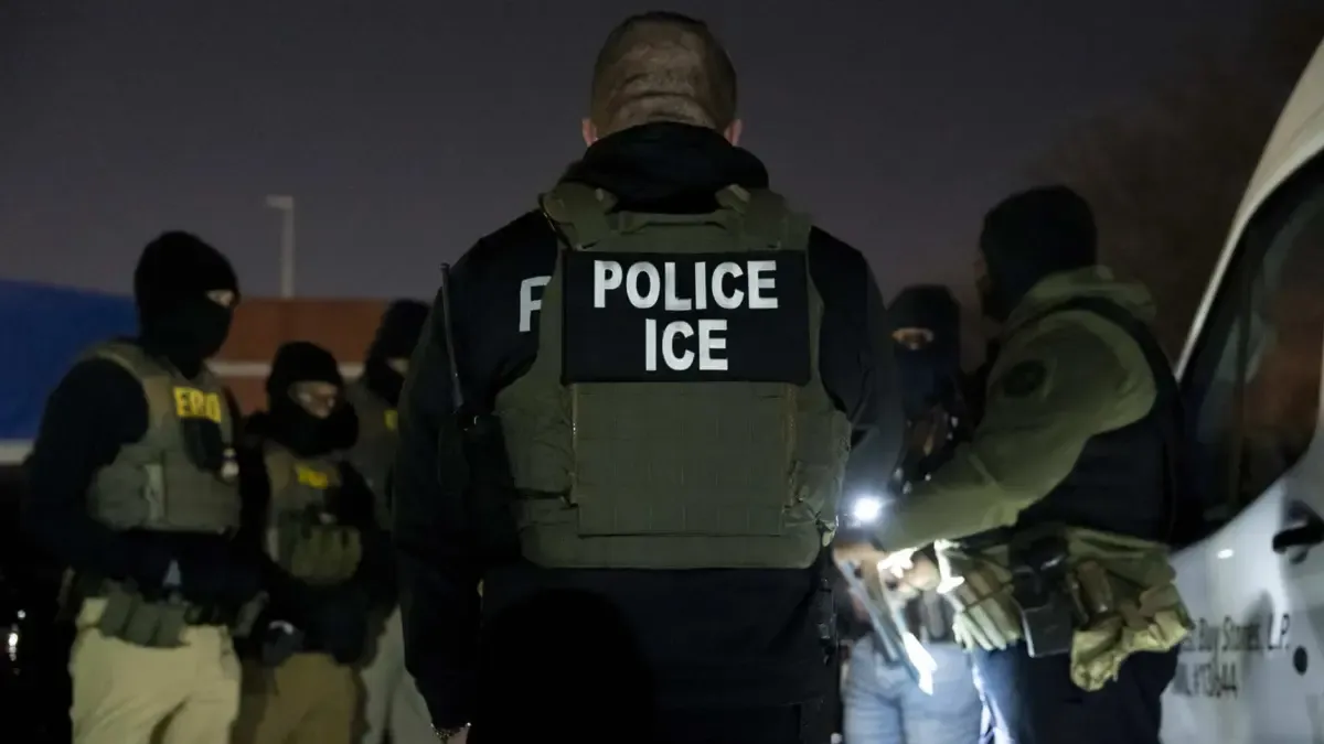 ICE ya realiza también redadas en la madrugada y varios hombres son detenidos en esta zona de Texas