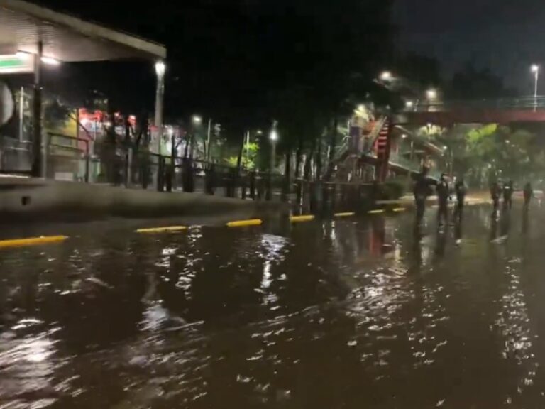 Intensas lluvias colapsan la Ciudad de México
