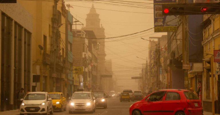 Inusual tormenta de arena y polvo cubre regiones costeras de Perú