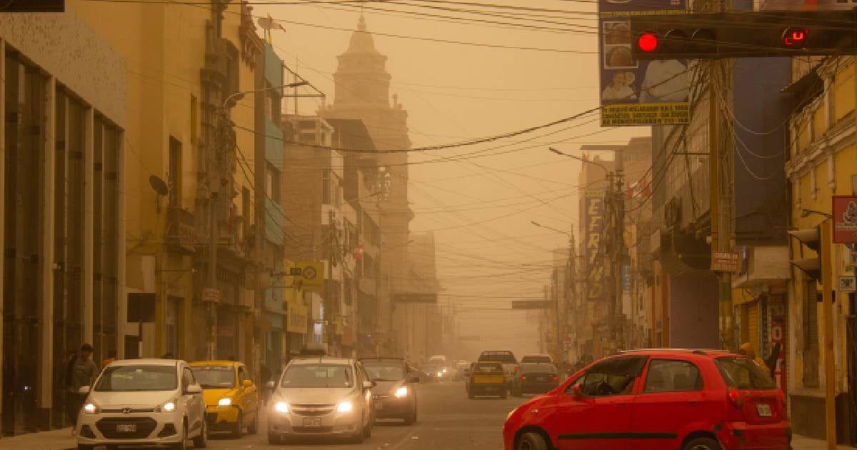 Inusual tormenta de arena y polvo cubre regiones costeras de Perú
