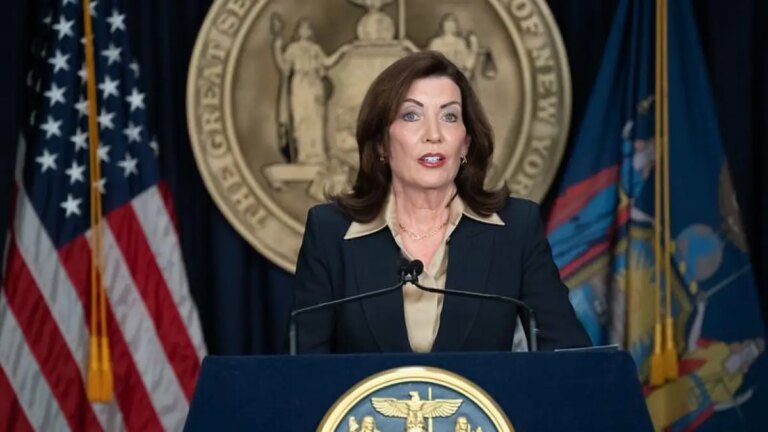 Kathy Hochul lanzó esta nueva advertencia en Nueva York y agitó brutalmente el clima político