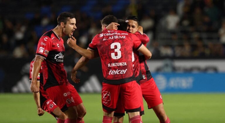 Llaman 'loco' a Gilberto Mora; primer doblete