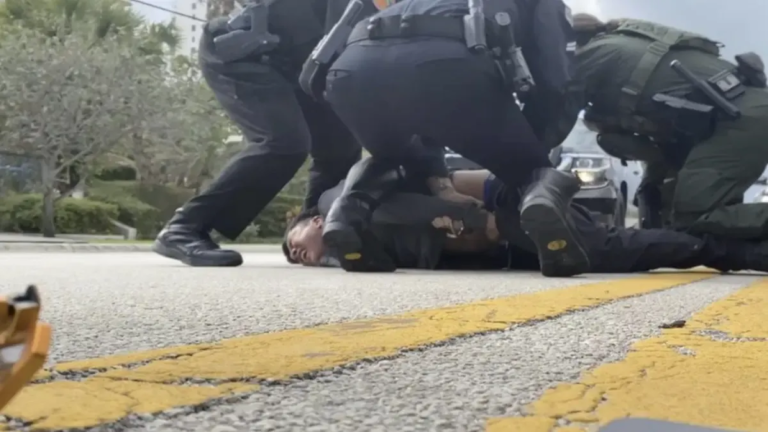 Lo confundieron con un migrante y cuando los agentes se dieron cuenta de quién era se quedaron pasmados