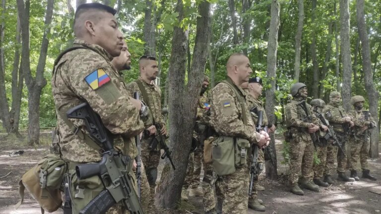 Mercenarios colombianos que combaten en Ucrania serían más eficaces que los soldados locales, según reportaje de The Times: estas serían las razones