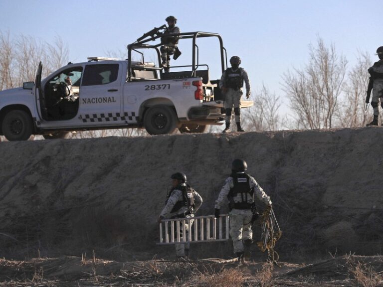 México asegura armas, droga y vehículos en frontera norte