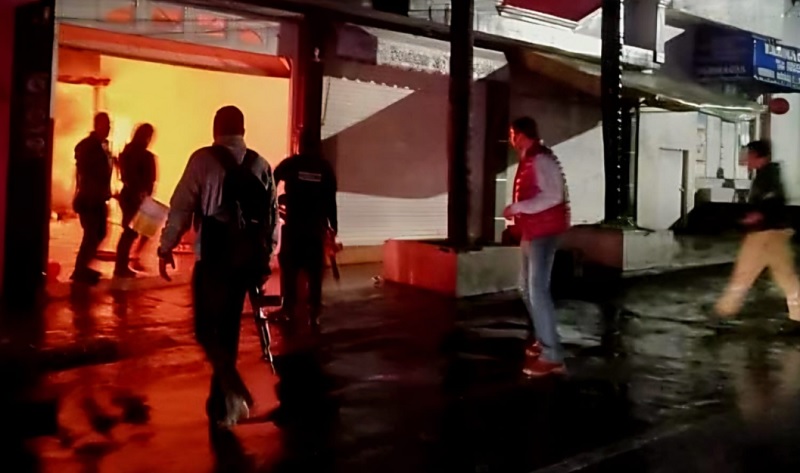 Michoacán Rojo: Queman Casa De Alcaldesa De Queréndaro Y Atacan Vivienda De Síndico   - Changoonga.com