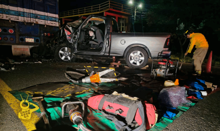 #Morelia Conductor De Camioneta Resulta Herido Al Impactarse Con Torton En La Central De Abastos - Changoonga.com