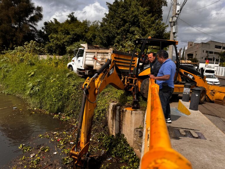 #Morelia Oinkatelas! Retiran Tapón De Basura Que Obstruía Paso Del Agua En Dren Barajas - Changoonga.com