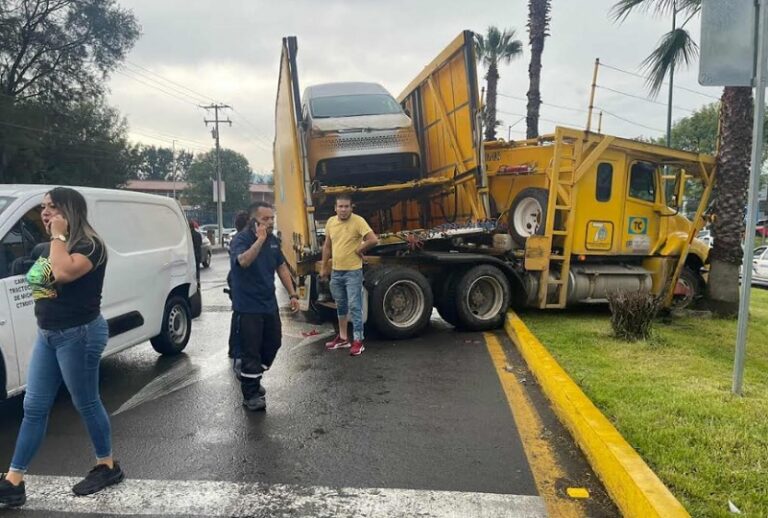 #Morelia ¡Qué Nodriza! Choca Vs Camioneta Y Palmera En Libramiento Poniente  - Changoonga.com