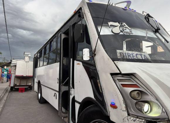Motociclista arrolla y deja herido a pasajero que descendía de la ruta 7A, en Saltillo
