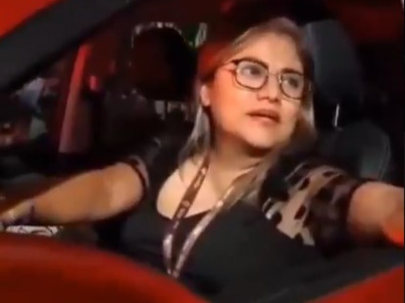 Nueva Lady: Funcionaria borracha insulta y soborna a policía