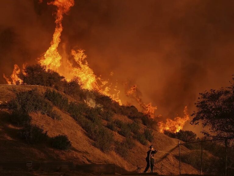 Nuevo incendio forestal en California pone en alerta a residentes